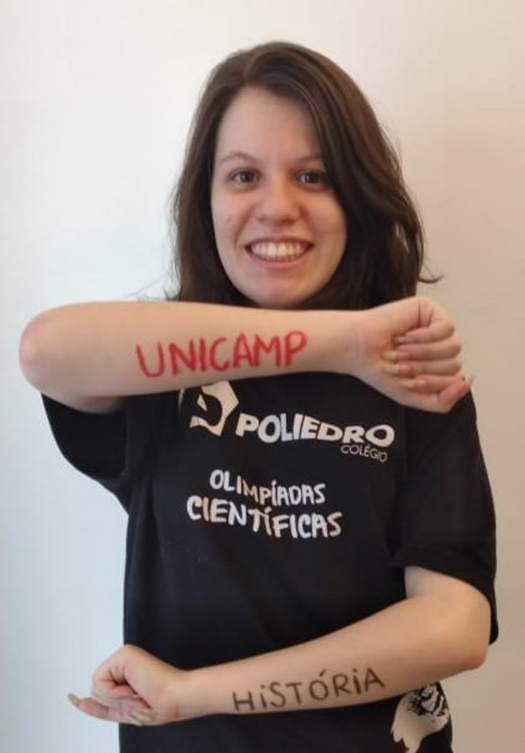 Stephani Santana comemora sua aprovação na Unicamp.