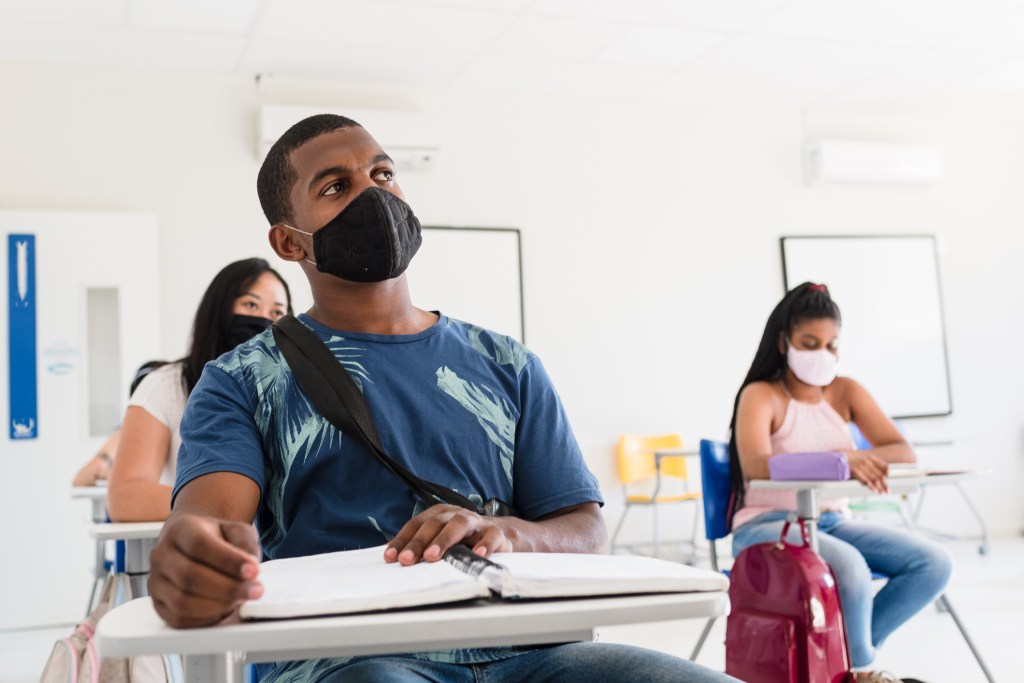 Estudantes usam máscara contra covid-19 na sala de aula