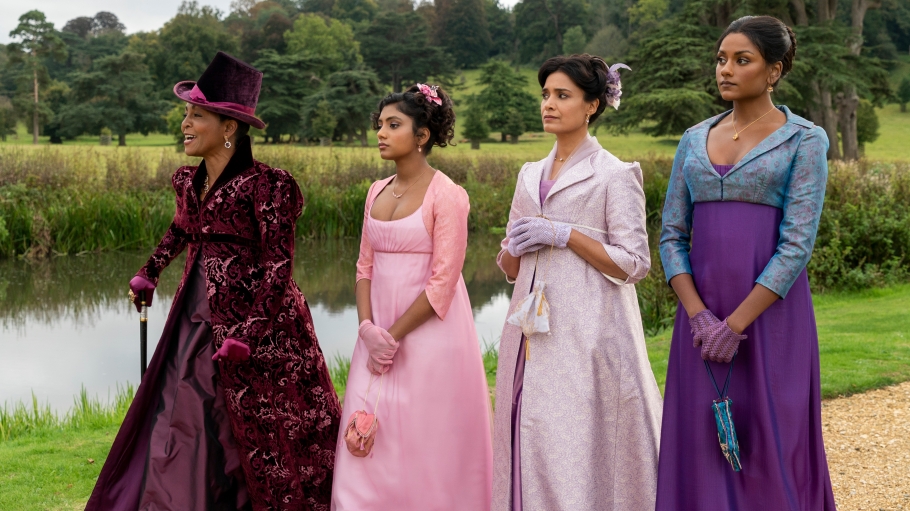 Cena da série 'Bridgerton', com quatro mulheres posando em um parque.
