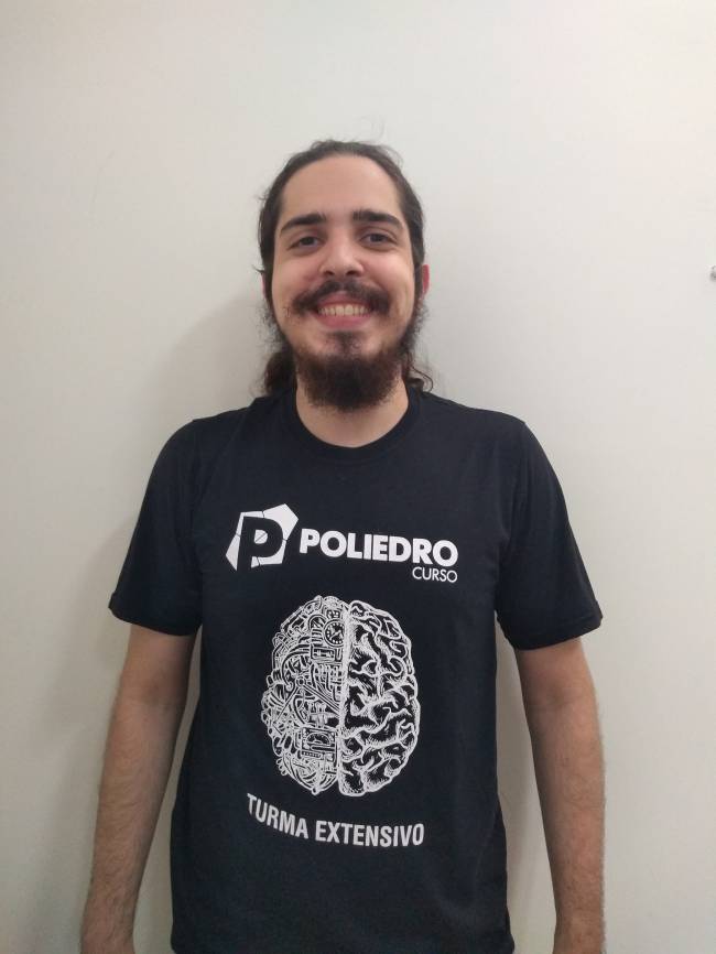 Lucas_aluno Poliedro2_foto 1 Lucas comemora sua aprovação vestindo uma camiseta do Poliedro