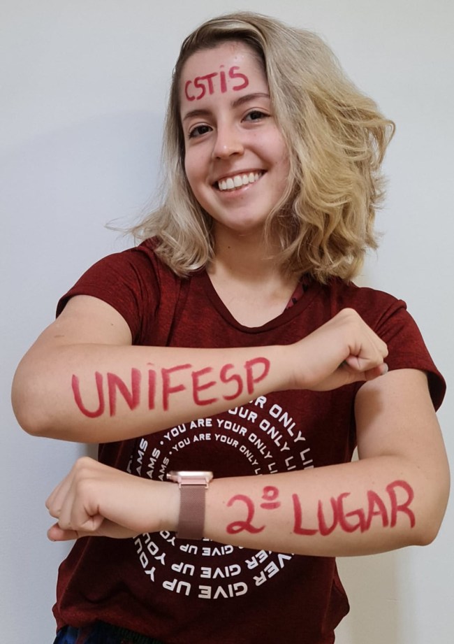 Foto da Letícia comemorando o segundo lugar na Unifesp
