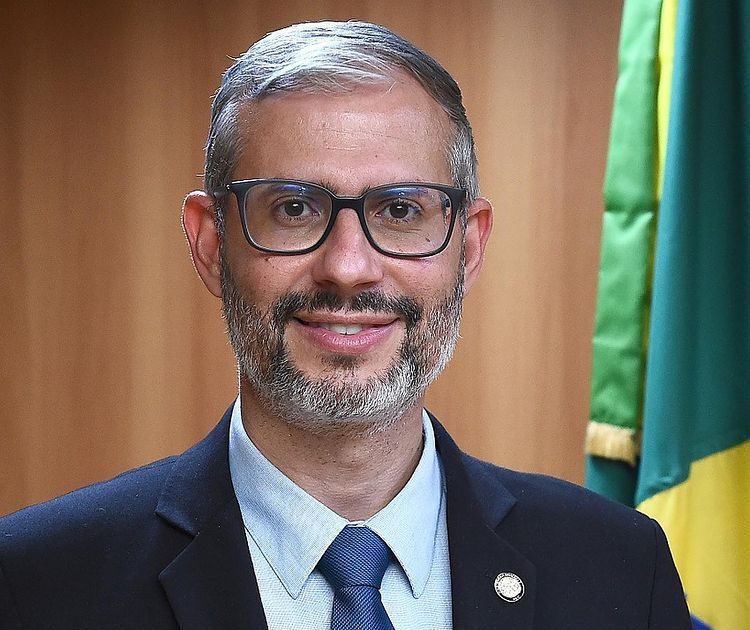 Victor Godoy Veiga assume oficialmente como ministro da Educação