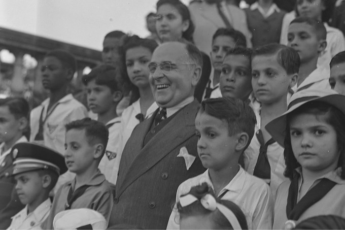 Getúlio Vargas ao lado de crianças, em 1943