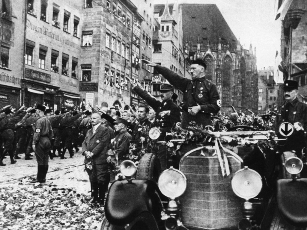 Hilter em destaque em uma tropa do exército nazista