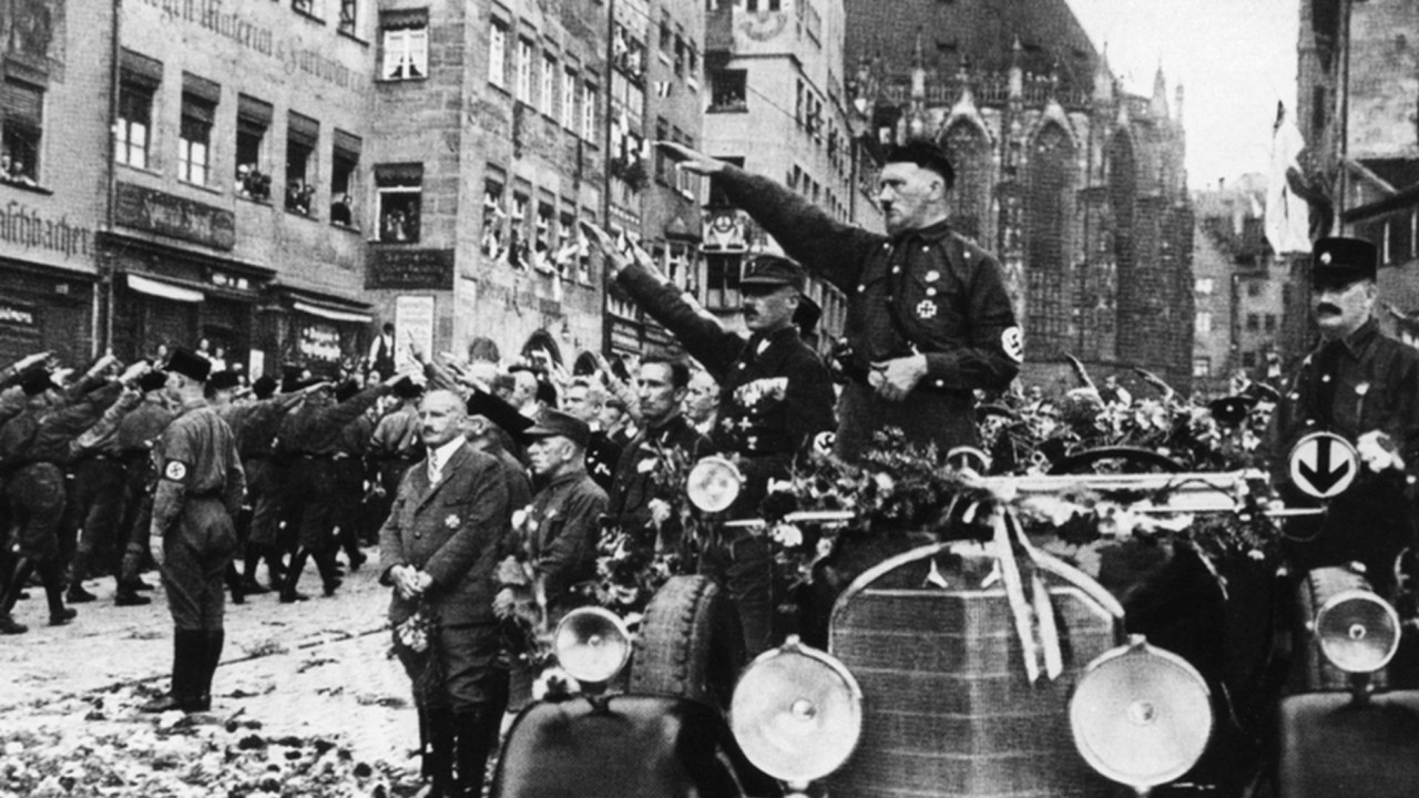 Hilter em destaque em uma tropa do exército nazista