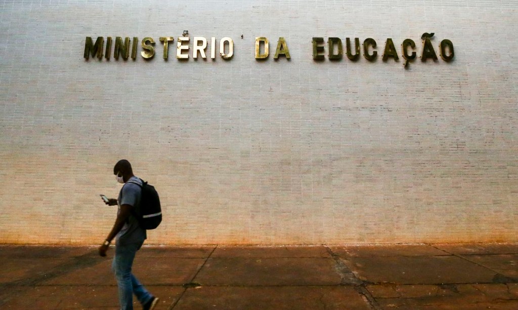 Governo bloqueia R$ 3,2 bilhões do Ministério da Educação