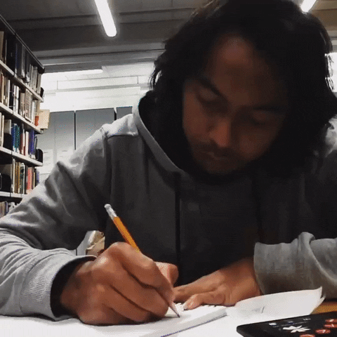 Vídeo acelerado com um homem estudando em uma biblioteca, ele está anotando em um caderno