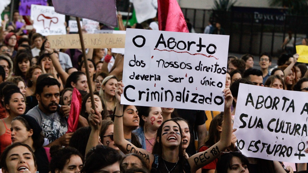 mulheres protestando pelo direito ao aborto
