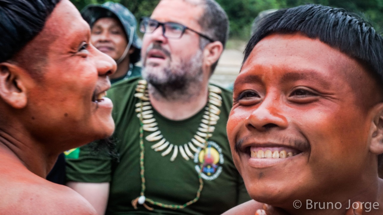 Bruno Pereira, indigenista morto no Vale do Javari, aparece ao lado de dois homens indígenas