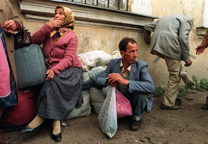 Duas mulheres e dois homens refugiados durante a Guerra na Bósnia