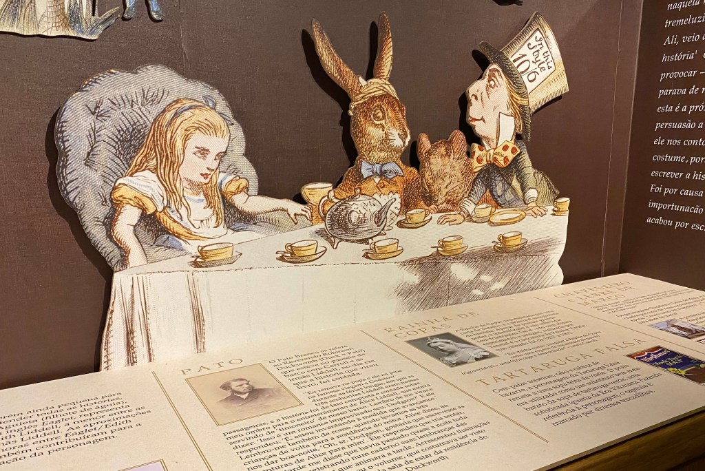 Exposição em SP explora o universo de ‘Alice no País das Maravilhas’