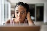 Estudante olhando para a tela do computador