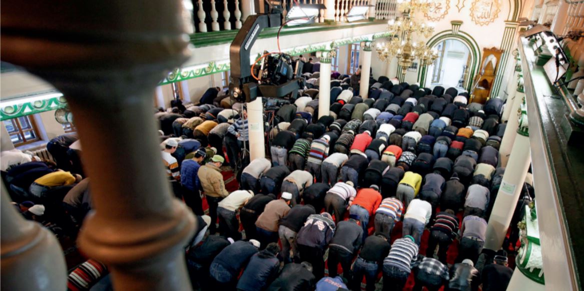 Muçulmanos rezando em mesquita