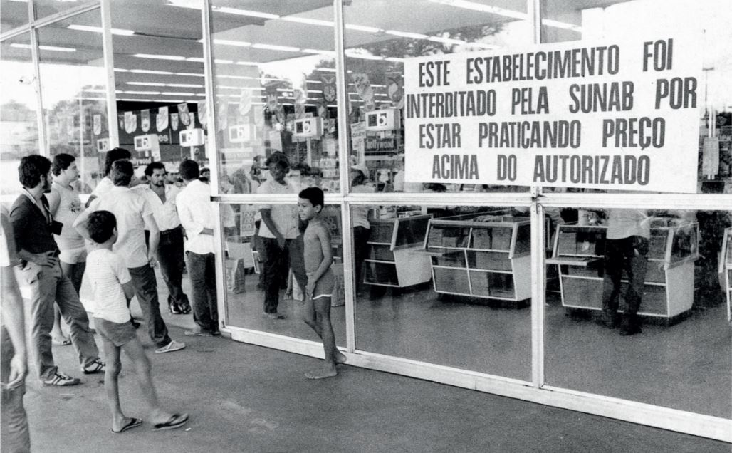Imagem mostra um supermercado interditado por praticar preços além do permitido durante o Plano Cruzado