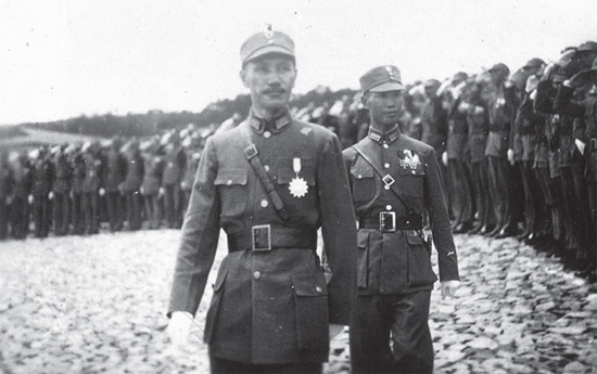 Chen Cheng e Chiang Kai Chek inspecionando as tropas na década de 1940