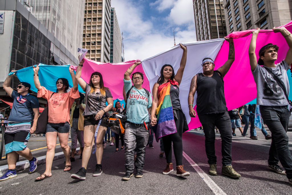 Grupo de pessoas manifesta contra a transfobia e pela visibilidade de pessoas trans