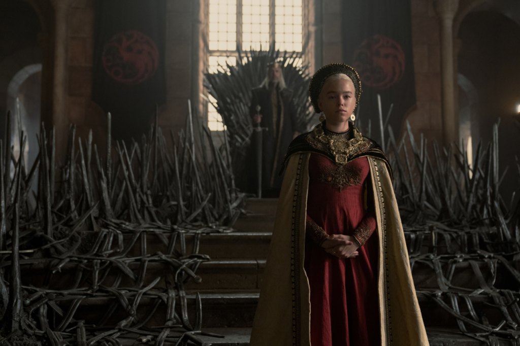 Em “A Casa do Dragão”, a filha do rei Viserys, Rhaenyra, é indicada como a herdeira direta depois de um desentendimento do rei com o seu irmão, Daemon Targaryen.