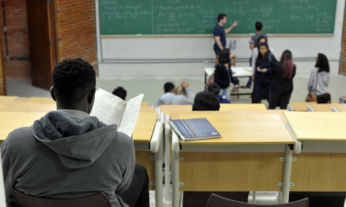 Estudante negro assiste à aula na Unb, Universidade Federal de Brasília