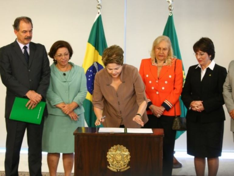Ex-presidenta Dilma Rousseff sancionando a lei de cotas