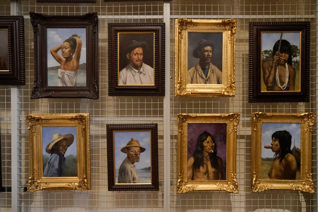 Imagens de quadros no Museu do Ipiranga