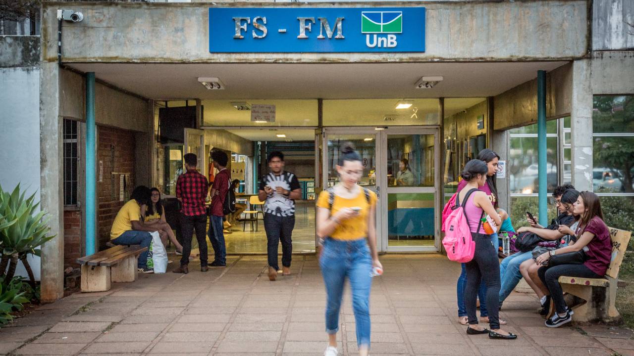 Estudante em frente a fachada da UnB