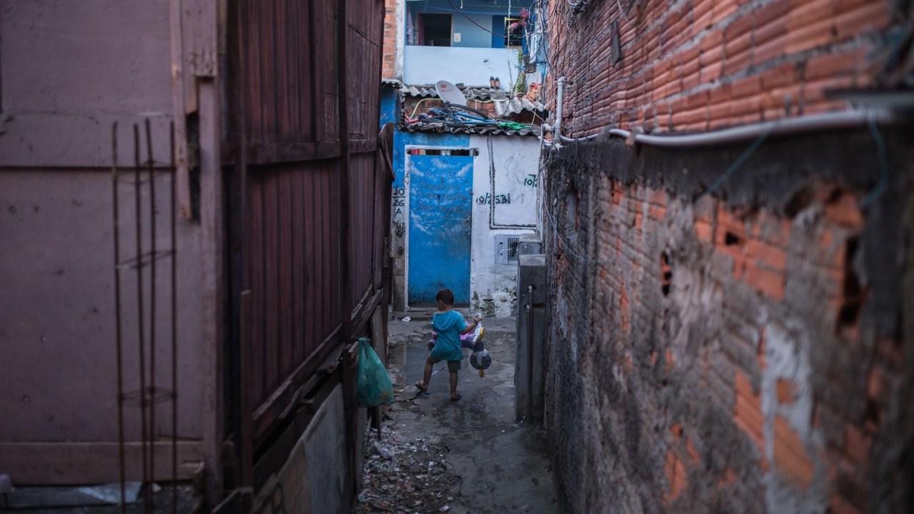 Criança em favela