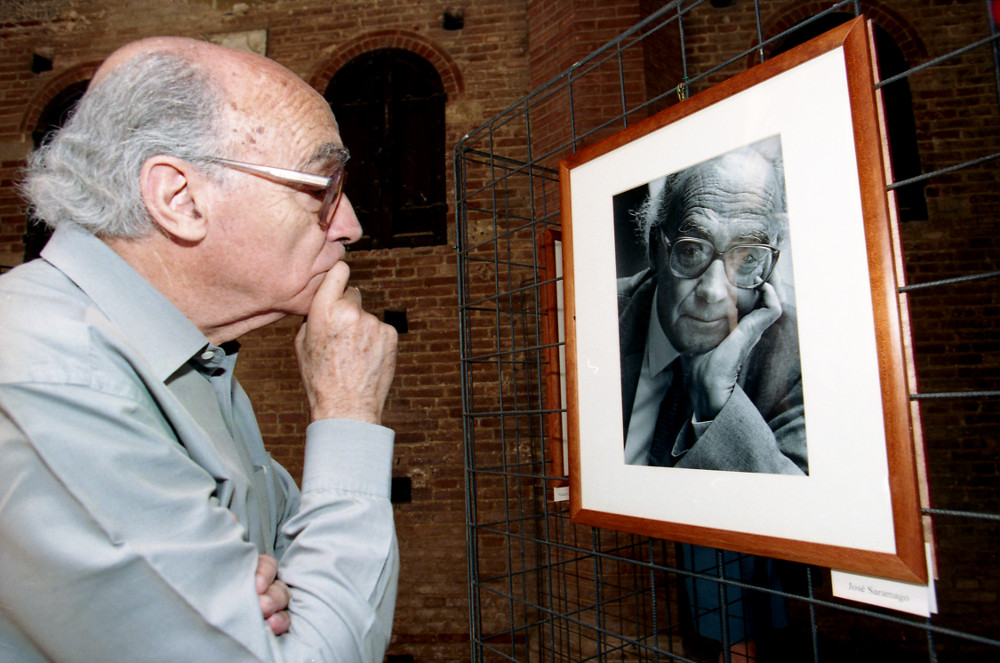 Saramago olhando seu retrato