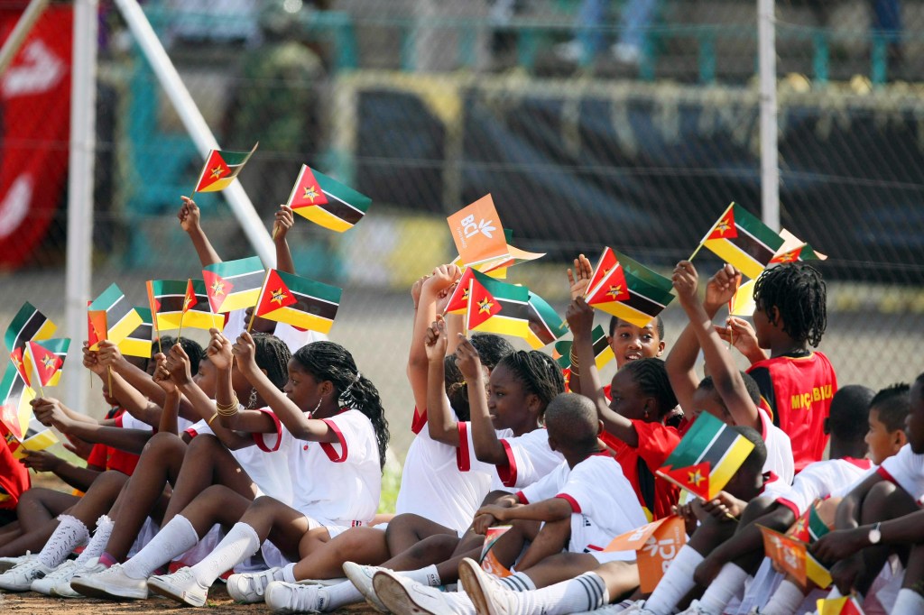 Crianças moçambicanas assistem classificatórias da Copa do Mundo