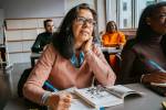 mulher de meia idade estudando na sala de aula