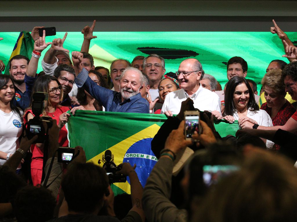 O presidente eleito Lula comemora vitória ao lado de companheiro do partido.