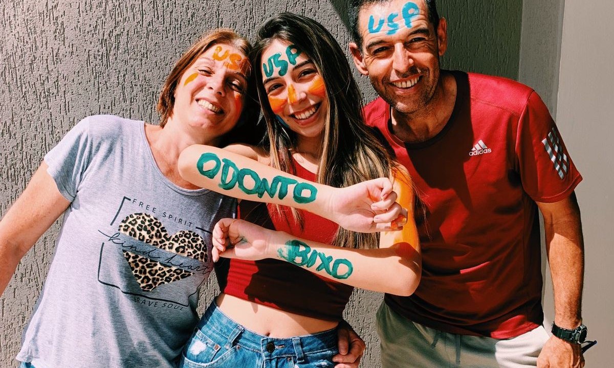 Gabriela Duarte de Carvalho e seus pais no dia da aprovação