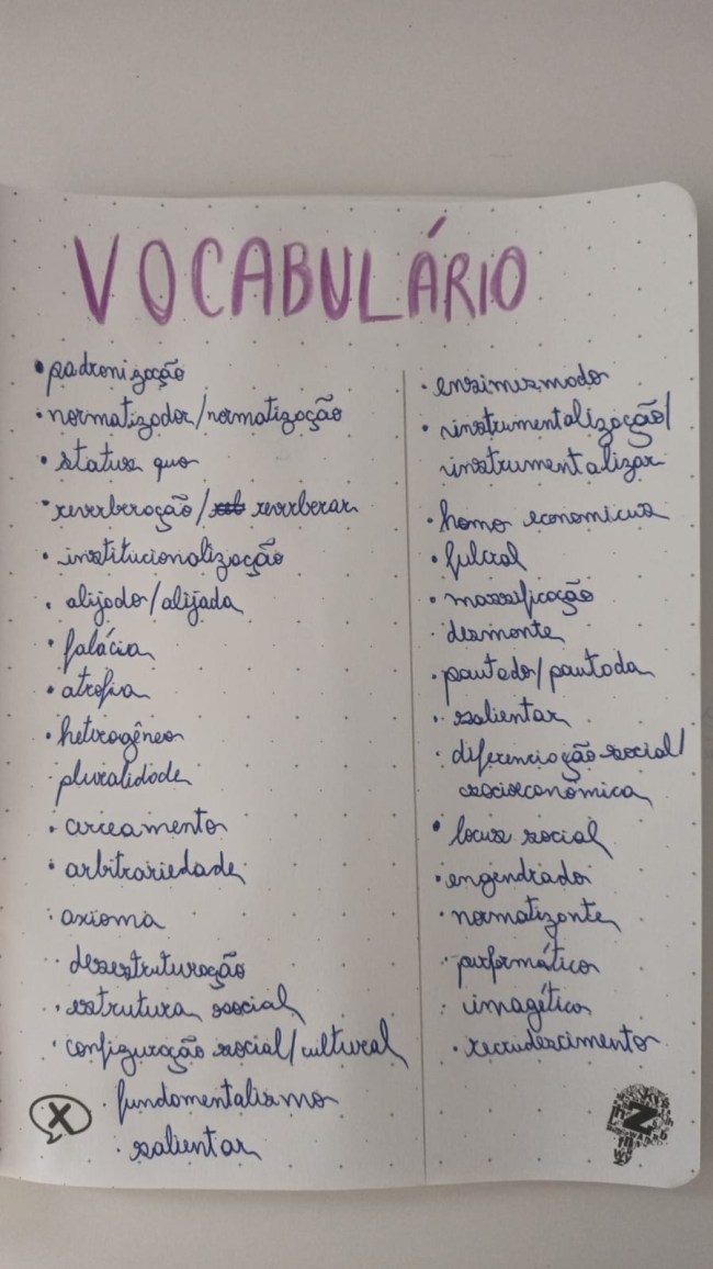 Caderninho de vocabulário, com várias palavras escritas em formato de lista