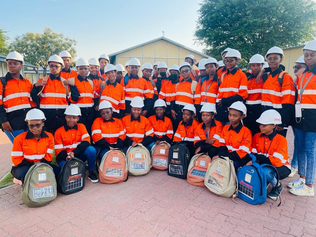 Mochilas que armazenam energia ajudam estudantes na África