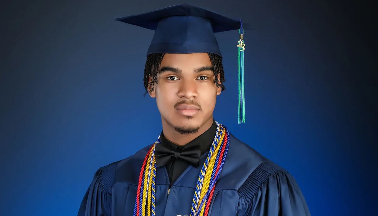 Estudante Dennis Maliq, de 16 anos, é negro e veste uma beca. Ele foi aprovado em mais de 170 universidades