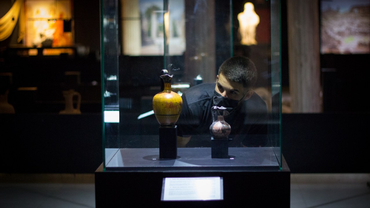 Vasos etruscos em exibição na exposição "Império Romano e os corpos de Pompeia"
