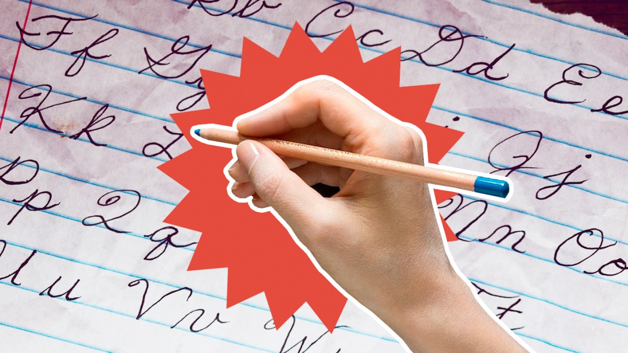 montagem com papel com escritos à mão no fundo, e uma mão branca segurando um lápis em destaque na frente; redação; caligrafia