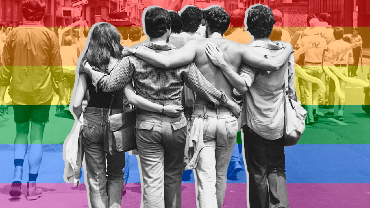 Marcha em Stonewall: jovens protestam em história rua do movimento LGBTQIA+. A foto está em preto e branco, e há, no fundo, uma intervenção digital com a bandeira do movimento.