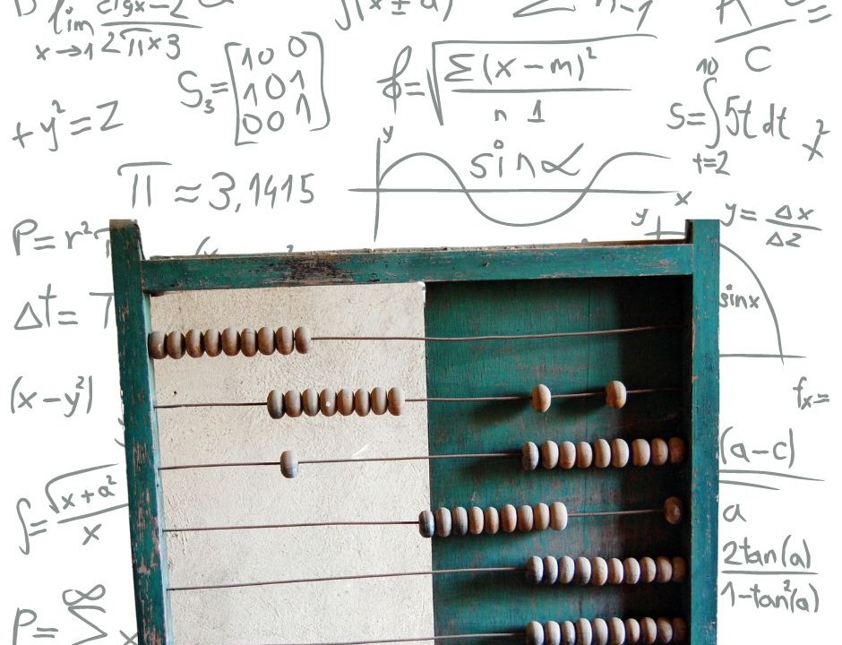 Imagem de ábaco com fórmulas matemáticas ao fundo.