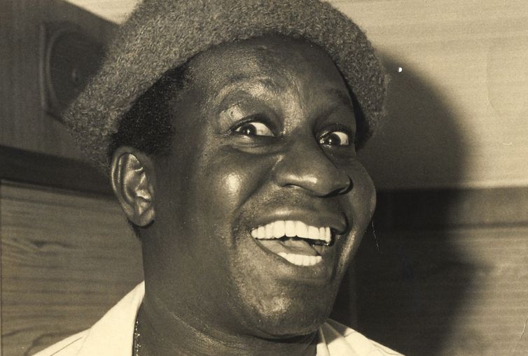 imagem mostra mussum, um homem negro, sorrindo