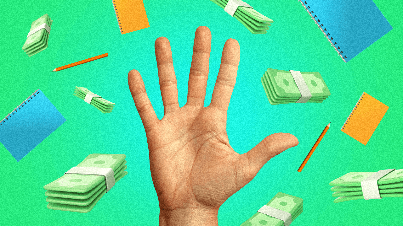 Mão aberta sobre fundo verde com notas de dinheiro.