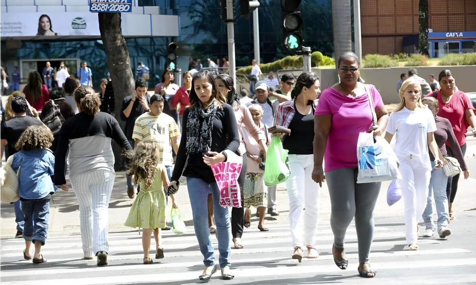 População caminha em cidade; compras; centro urbano