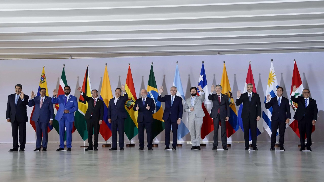 Líderes da América do Sul, cada um na frente de seu respectivo país