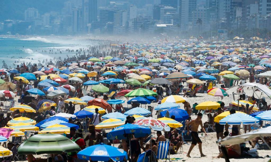 Banhistas-na-praia Banhistas em praia do Rio de Janeiro (RJ)