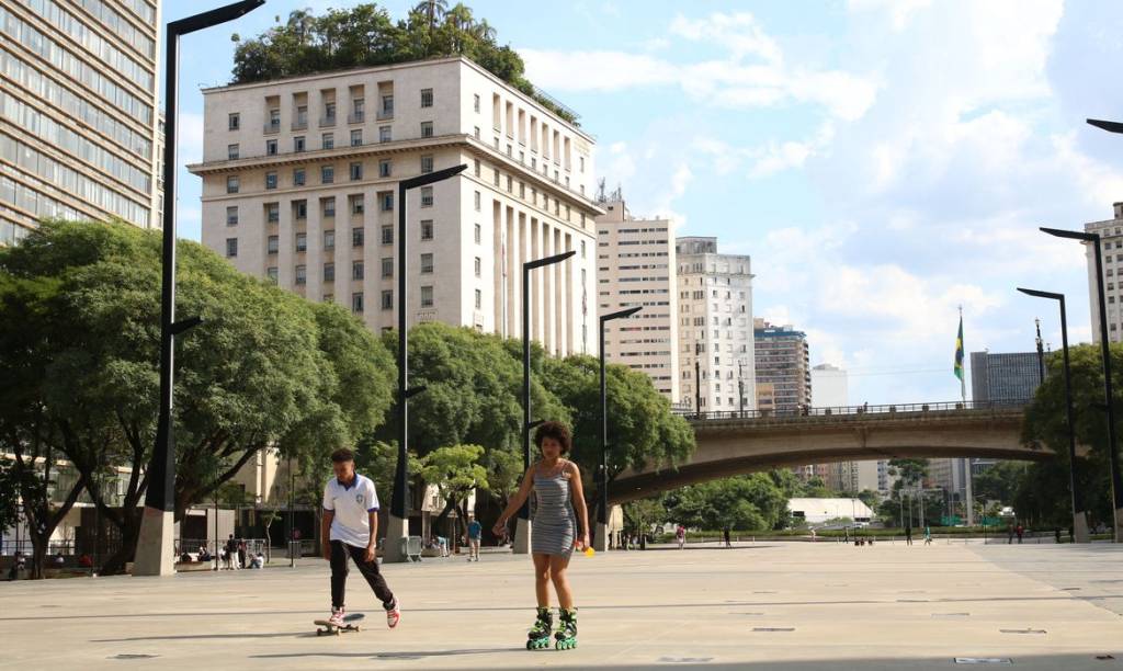 São-Paulo Jovens praticando esportes, andando de patins, em via pública da cidade