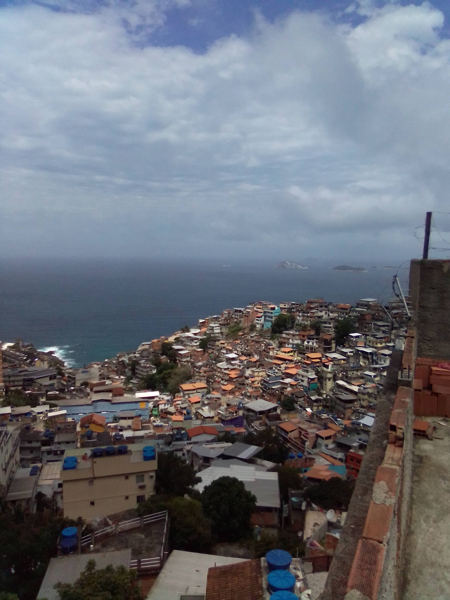 Morro na beira do mar ocupado por uma favela