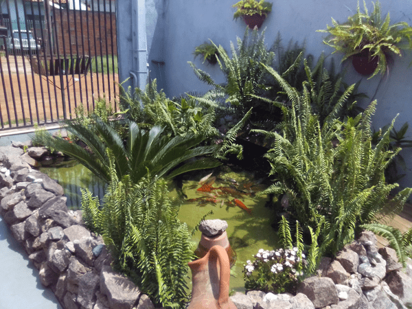 largo artificial feito no jardim de uma residência