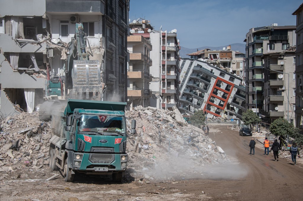 Terremoto mata mais de 50 mil pessoas na Turquia e Síria