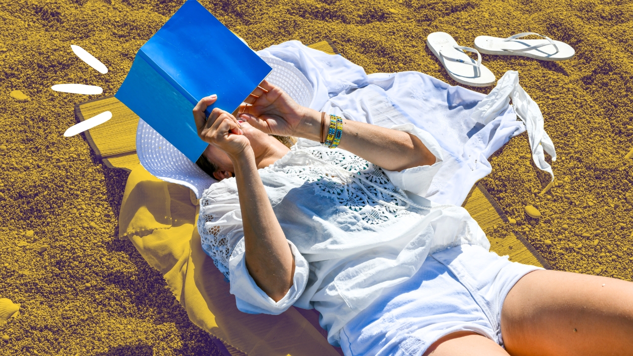 Mulher deitada na areia da praia lendo um livro em suas mãos; ela está descansado; de férias