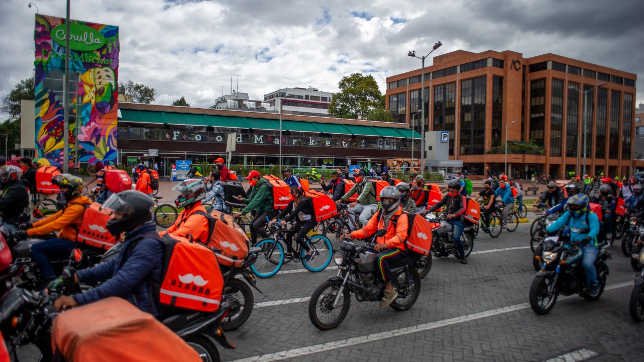 Protesto de entregadores de moto em Bogotá, na Colômbia, em 2020.