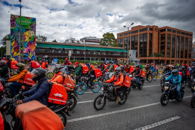 Protesto de entregadores de moto em Bogotá, na Colômbia, em 2020.